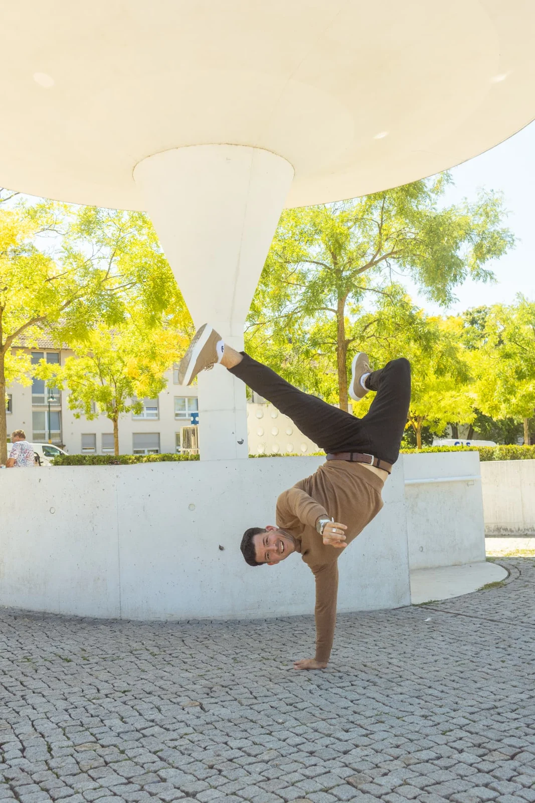 Eric Smith macht einen einarmigen Handstand im Freien